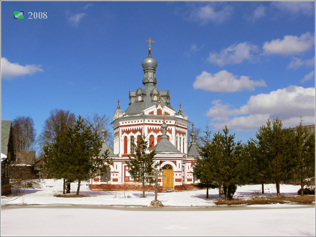 Часовня Варвары великомученицы, Гусь-Хрустальный (Гусь-Хрустальный район и г. Гусь-Хрустальный, Владимирская область). общий вид в ландшафте, Вид с юга, с берега речки Варварки