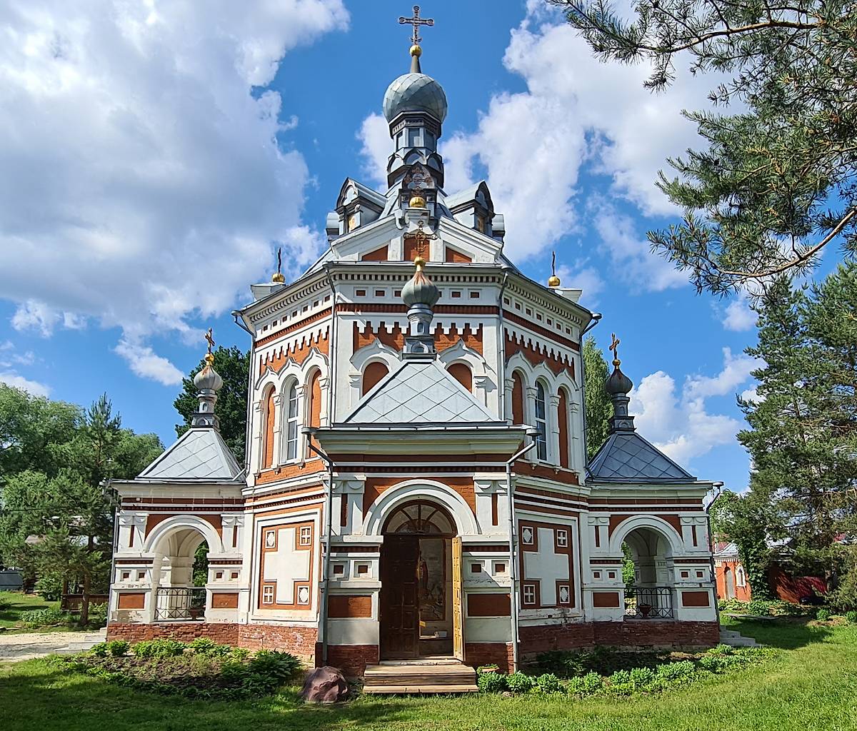 Вид с востока, общий вид в ландшафте. Часовня Варвары великомученицы, Гусь-Хрустальный (Гусь-Хрустальный район и г. Гусь-Хрустальный, Владимирская область)