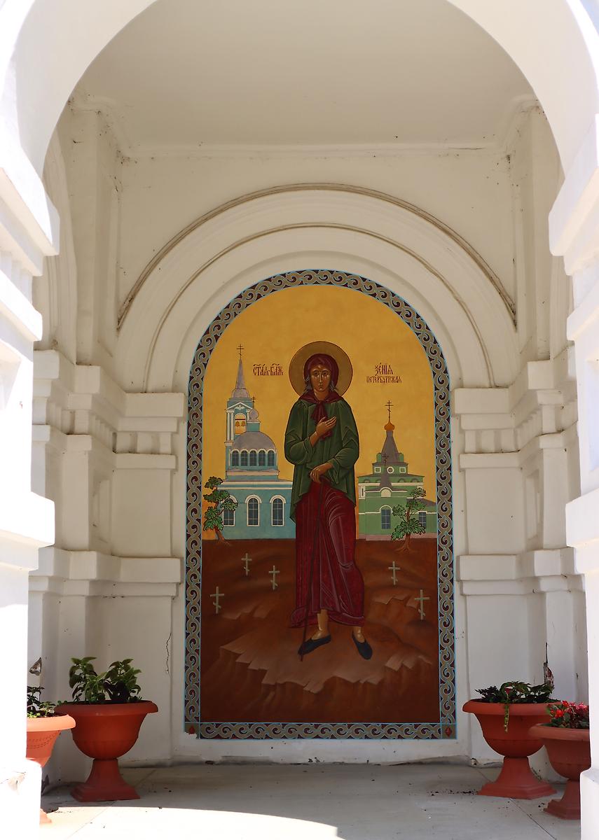 Икона Св. Ксении Петербургской на фасаде южного крыльца, интерьер и убранство. Часовня Варвары великомученицы, Гусь-Хрустальный (Гусь-Хрустальный район и г. Гусь-Хрустальный, Владимирская область)