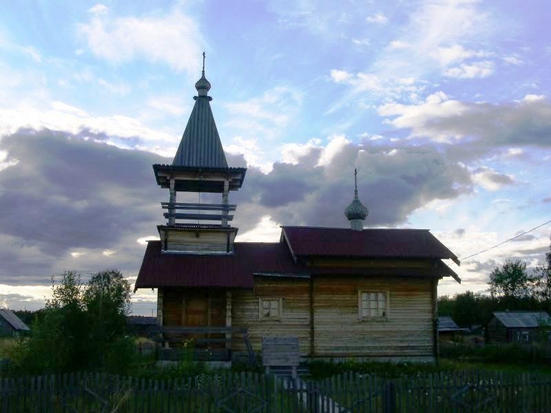 Часовня Успения Пресвятой Богородицы, Юшкозеро (Калевальский район, Республика Карелия). общий вид в ландшафте