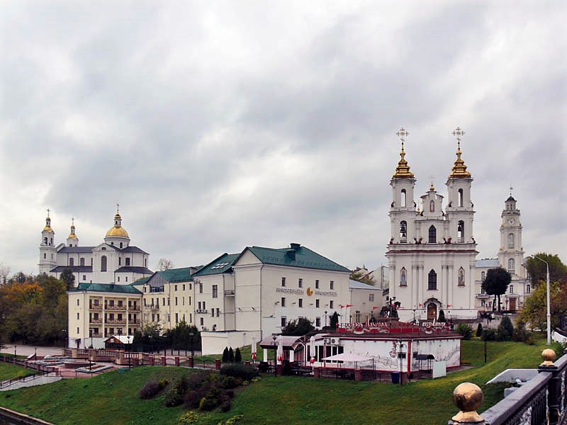 Церковь Воскресения Христова (новая), Витебск (Витебск, город, Беларусь, Витебская область). общий вид в ландшафте, стоят слева направо: Успенский собор (разрушен большевиками, восстановлен в 2011), Воскресенская церковь (разрушена большевиками, восстановлена в 2009), ратуша (1775)