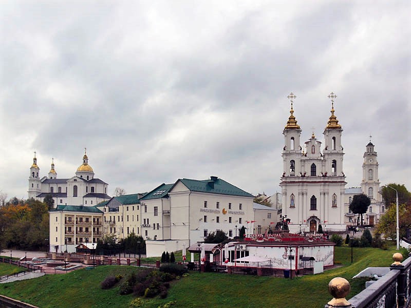 Витебск. Церковь Воскресения Христова (новая). общий вид в ландшафте, стоят слева направо: Успенский собор (разрушен большевиками, восстановлен в 2011), Воскресенская церковь (разрушена большевиками, восстановлена в 2009), ратуша (1775)