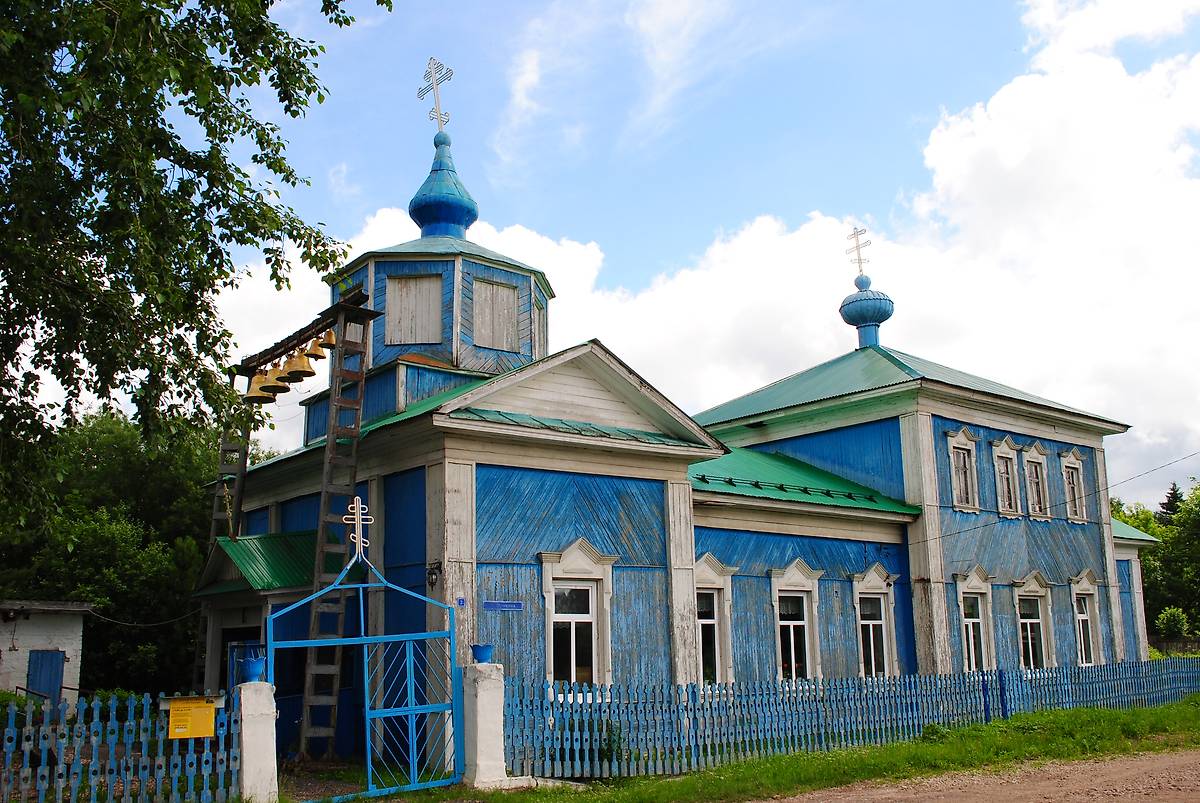 общий вид в ландшафте. Церковь Всех Святых, Юго-Камский (Пермский район, Пермский край)