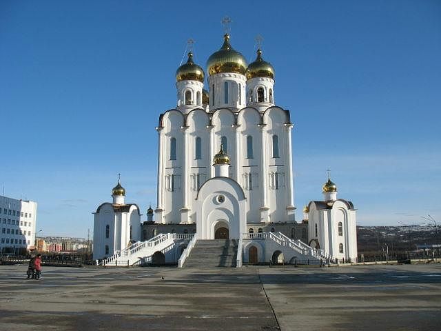 Магадан. Кафедральный собор Троицы Живоначальной. фасады, Свято-Троицкий собор является одним из самых высоких в России: высота центрального купола с крестом — 71,2 м.
