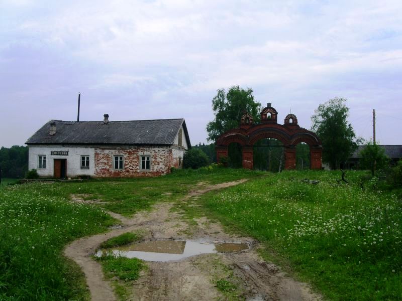 Алексеевское. Церковь Покрова Пресвятой Богородицы. дополнительная информация, Остатки церковных ворот. По состоянию на 1859г. в с.Алексеевское значилась часовня, церковь появилась в конце XIX в.