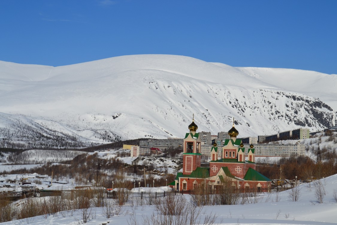Церковь Спаса Нерукотворного Образа, Кировск (Кировск, город, Мурманская область). общий вид в ландшафте