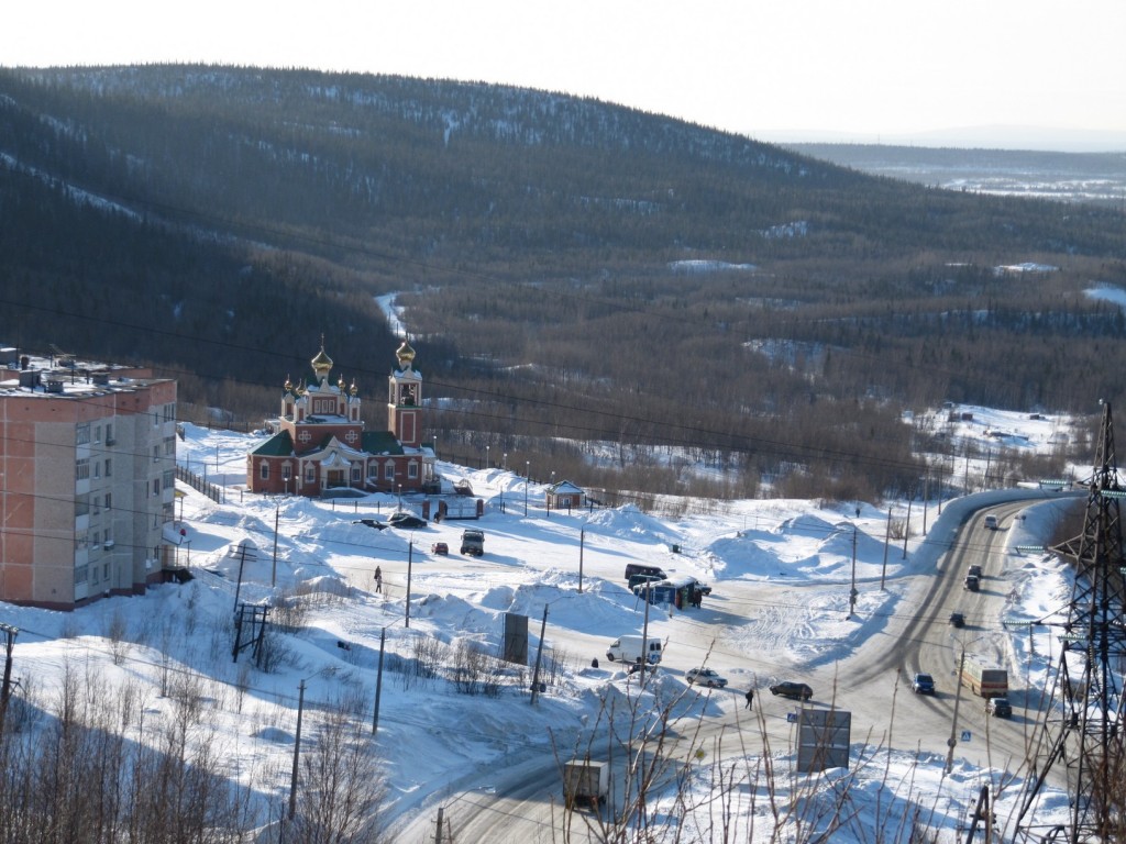 Кировск. Церковь Спаса Нерукотворного Образа. общий вид в ландшафте