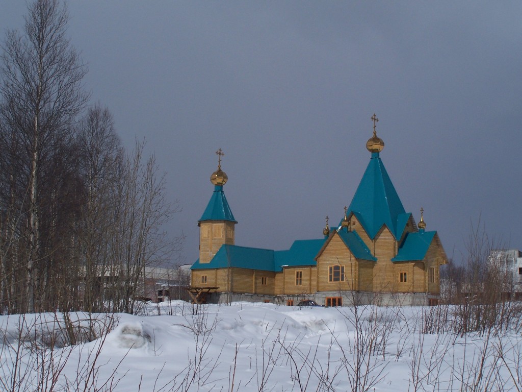 Апатиты. Церковь Новомучеников и исповедников Церкви Русской. общий вид в ландшафте
