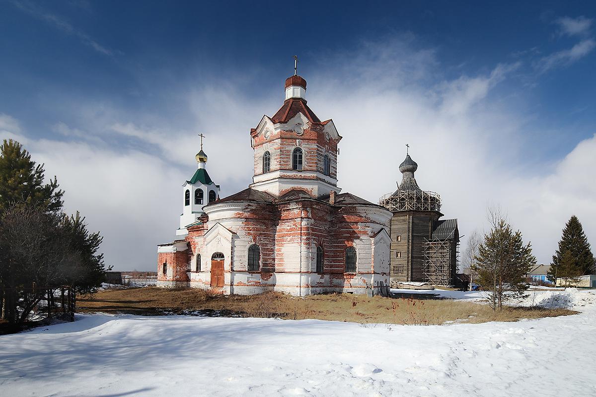 общий вид в ландшафте. Церковь Димитрия Солунского, Зачачье (Холмогорский район, Архангельская область)
