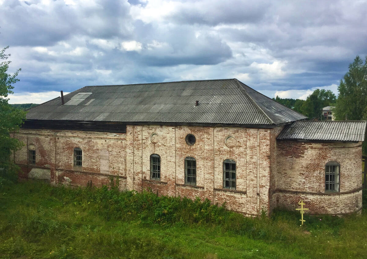 Церковь Троицы Живоначальной, Верхняя Уфтюга (Красноборский район, Архангельская область). фасады, Вид с крыши трапезной церкви Димитрия Солунского