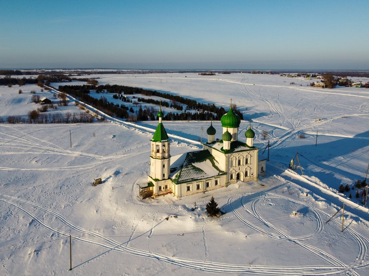 Ломоносово. Церковь Димитрия Солунского. общий вид в ландшафте