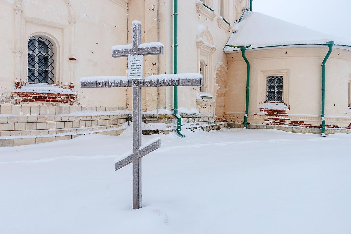 Поклонный крест в память о людях, которые покоятся около храма, дополнительная информация. Церковь Димитрия Солунского, Ломоносово (Холмогорский район, Архангельская область)