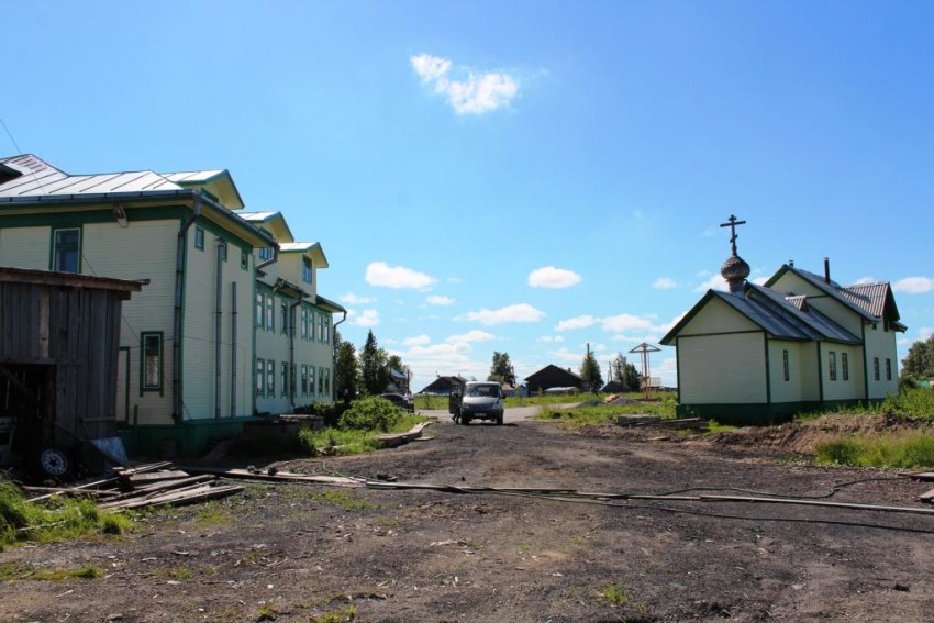 Иоанно-Богословский монастырь, Ершовка (Приморский район, Архангельская область). фасады, Вид с северо-востока: слева - сестринский корпус, справа - домовый Никольский храм