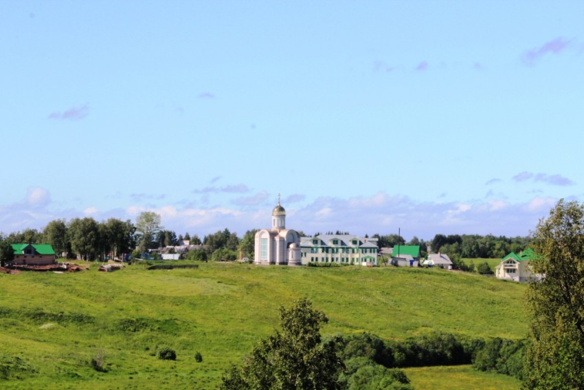 Ершовка. Иоанно-Богословский монастырь. общий вид в ландшафте, Вид с другого берега реки Лявли