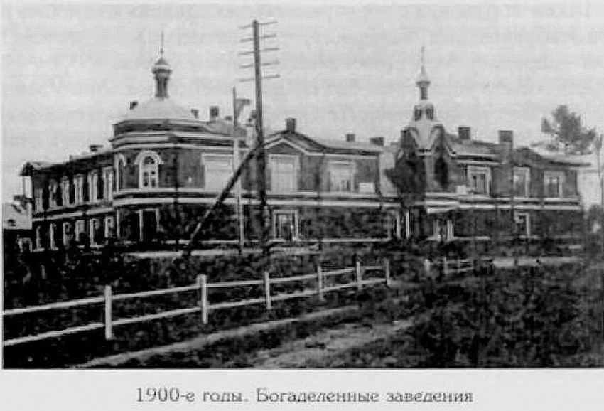 Церковь Петра и Февронии при бывшем Доме призрения престарелых и увечных в память Николая I, Петергоф (Санкт-Петербург, Петродворцовый район, г. Санкт-Петербург). архивная фотография, фото с сайта citywalls.ru