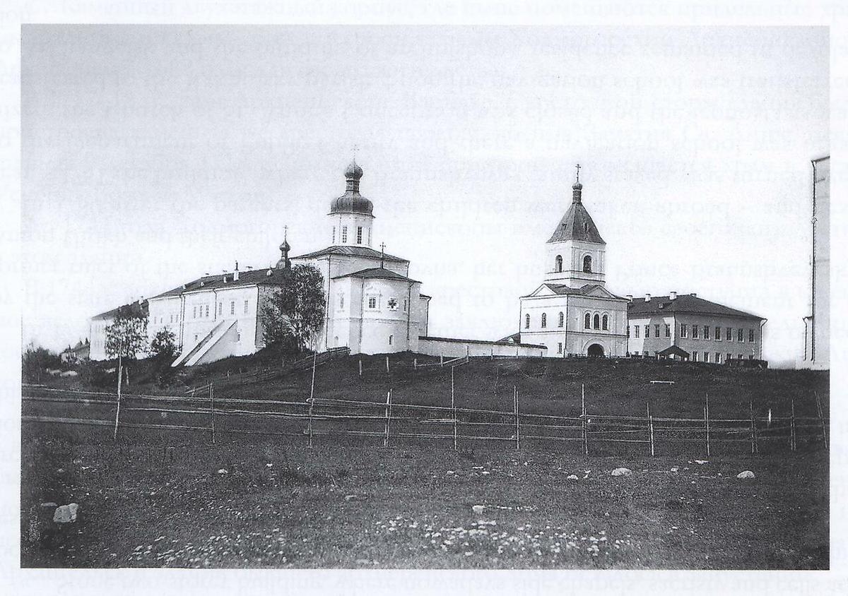 Духосошественская церковь справа. 1886 г., архивная фотография. Успенский Холмогорский монастырь. Церковь Сошествия Святого Духа., Холмогоры (Холмогорский район, Архангельская область)