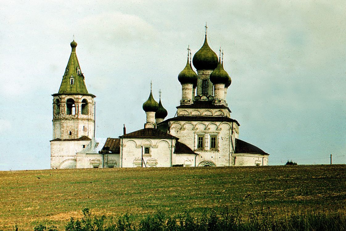 Церковь Воскресения Христова, Хетка (Верхние Матигоры) (Холмогорский район, Архангельская область). архивная фотография, Воскресенская церковь с южной стороны. Фото Витольда Муратова.