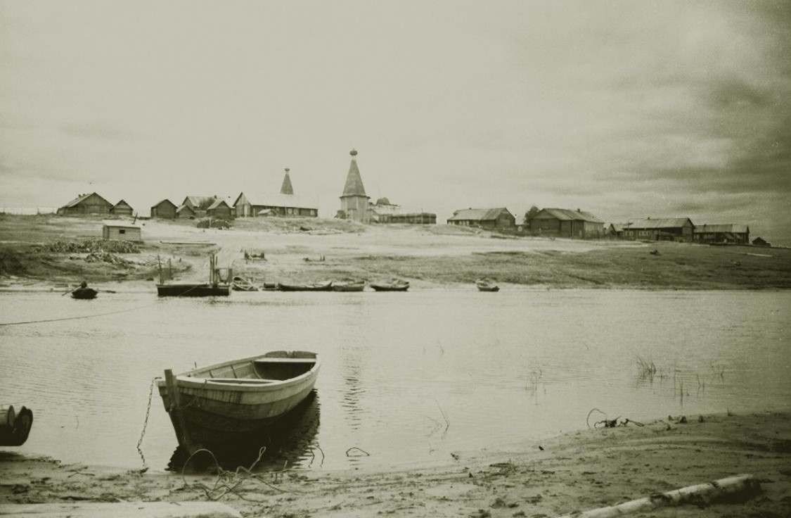 Погост (Ратонаволок). Церковь Николая Чудотворца (деревянная). архивная фотография, Никольская церковь слева