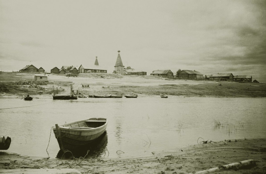 Церковь Николая Чудотворца (деревянная), Погост (Ратонаволок) (Холмогорский район, Архангельская область). архивная фотография, Никольская церковь слева