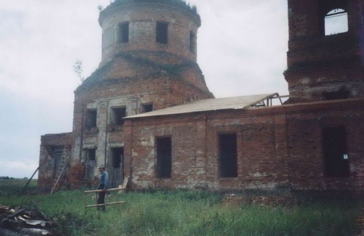 Церковь Рождества Христова, Вялицы (Перемышльский район, Калужская область). архитектурные детали, Начало восстановления кровли на трапезной и алтаре центрального придела.2004год.