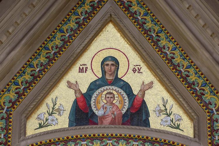Церковь Рождества Христова и Николая Чудотворца, Флоренция (Италия, Прочие страны). архитектурные детали, Под шатром, во фронтоне, соодружена мозаичная икона Божией Матери 