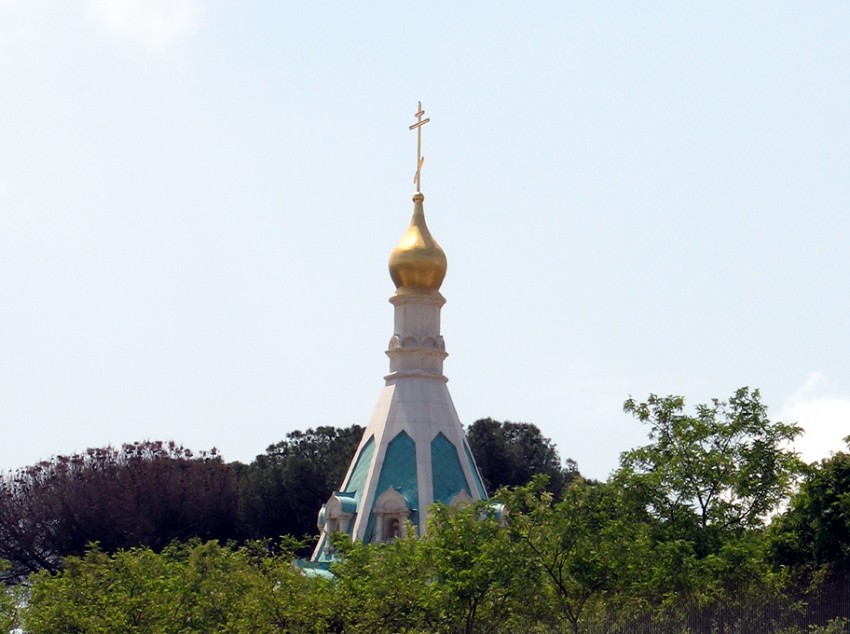 Церковь Екатерины при посольстве России, Рим (Италия, Прочие страны). архитектурные детали, Луковичное мозаичное завершение храма хорошо просматривается со со стороны станции Сан Пьетро