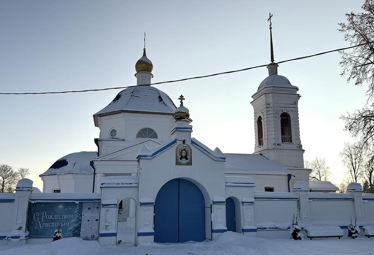 Вид с севера, общий вид в ландшафте. Церковь Успения Пресвятой Богородицы, Успенское (Великолукский район и г. Великие Луки, Псковская область)