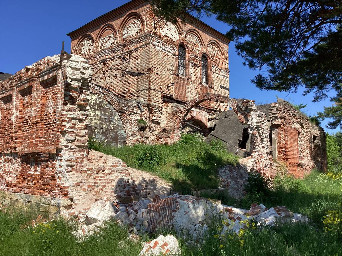 Южный придел, вид с юго-запада, архитектурные детали. Церковь Михаила Архангела, Нехорошево, урочище (Серпуховский городской округ и гг. Протвино, Пущино, Московская область)