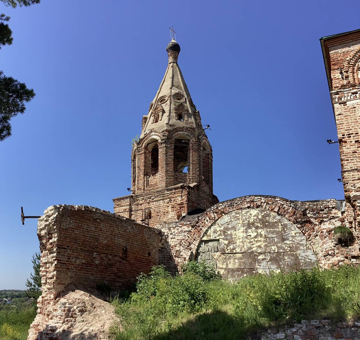 Фрагмент южного придела, южная стена трапезной (вид с юго-востока), архитектурные детали. Церковь Михаила Архангела, Нехорошево, урочище (Серпуховский городской округ и гг. Протвино, Пущино, Московская область)