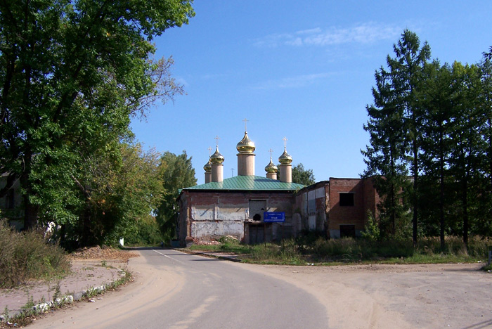 Церковь Воздвижения  Креста Господня в Дубровке, Орехово-Зуево (Орехово-Зуевский городской округ, Московская область). общий вид в ландшафте