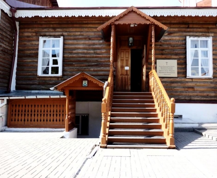 Церковь Покрова Пресвятой Богородицы, Новосибирск (Новосибирск, город, Новосибирская область). архитектурные детали, Главный вход и вход в цокольный этаж храма