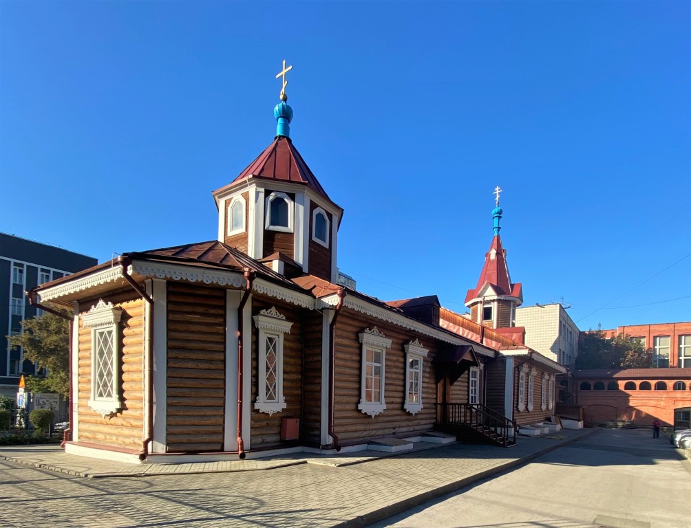 Новосибирск. Церковь Покрова Пресвятой Богородицы. фасады, Вид от церковных ворот