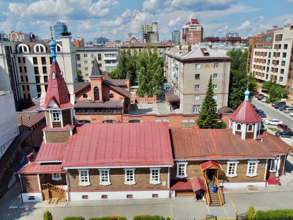 Церковь Покрова Пресвятой Богородицы, Новосибирск (Новосибирск, город, Новосибирская область). фасады, Вид с Октябрьской улицы 
