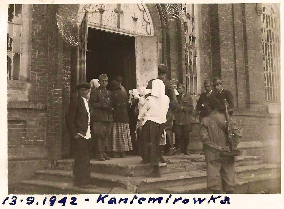 Церковь Троицы Живоначальной, Кантемировка (Кантемировский район, Воронежская область). архивная фотография, У входа в храм. Фото 1942 г. с аукциона e-bay.de