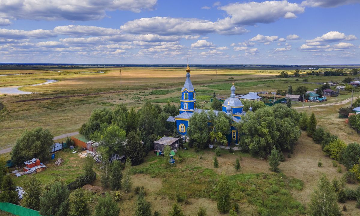 общий вид в ландшафте. Церковь Воздвижения Креста Господня, Боровлянка (Притобольный район, Курганская область)
