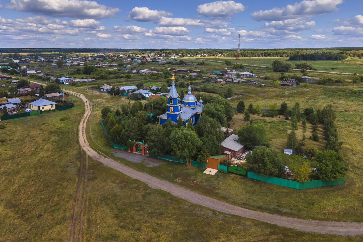 общий вид в ландшафте. Церковь Воздвижения Креста Господня, Боровлянка (Притобольный район, Курганская область)