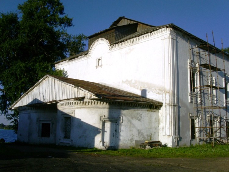 Церковь Воскресения Христова, Устье (Усть-Кубинский район, Вологодская область). фасады, Сдвоенная апсида и основной объем, вид с северо-востока