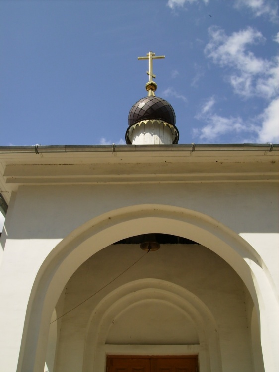 Церковь Воскресения Словущего, Быково, посёлок (Раменский район и гг. Бронницы, Жуковский, Московская область). архитектурные детали, Колокол  у  входа  в  храм