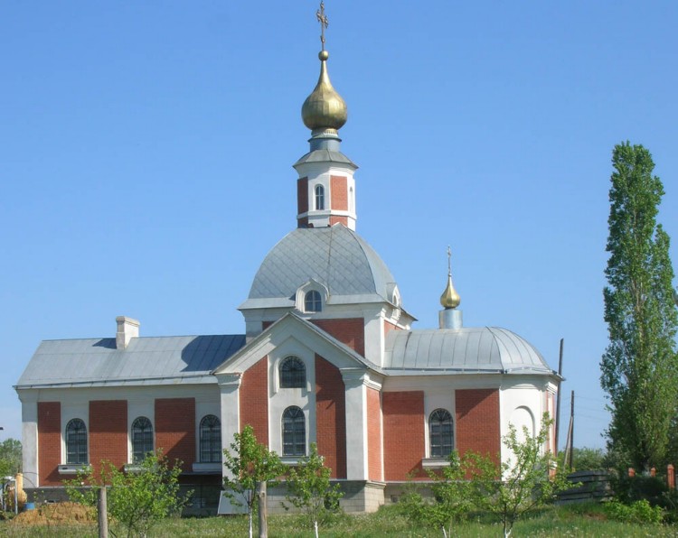 Латная. Церковь Троицы Живоначальной. общий вид в ландшафте