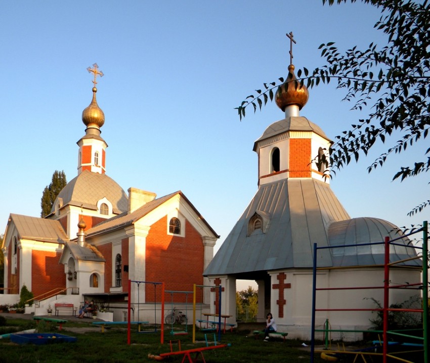 Церковь Троицы Живоначальной, Латная (Семилукский район, Воронежская область). общий вид в ландшафте, Свято-Троицкий храм в поселке Латная Воронежской области. 