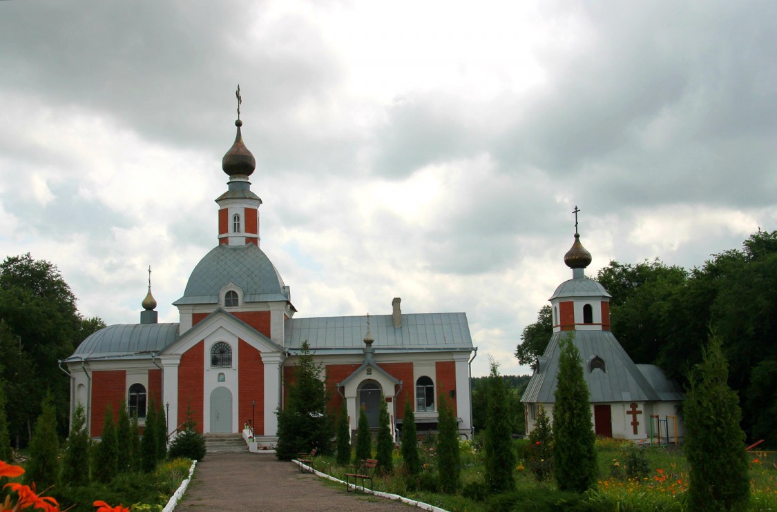 Латная. Церковь Троицы Живоначальной. фасады