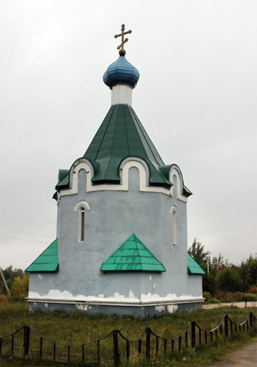 Часовня Воскресения Христова на кладбище, Остров (Островский район, Псковская область). фасады, Построена в 2002 г. на средства выжившего в первой чеченской войне местного жителя, давшего себе обет её возвести