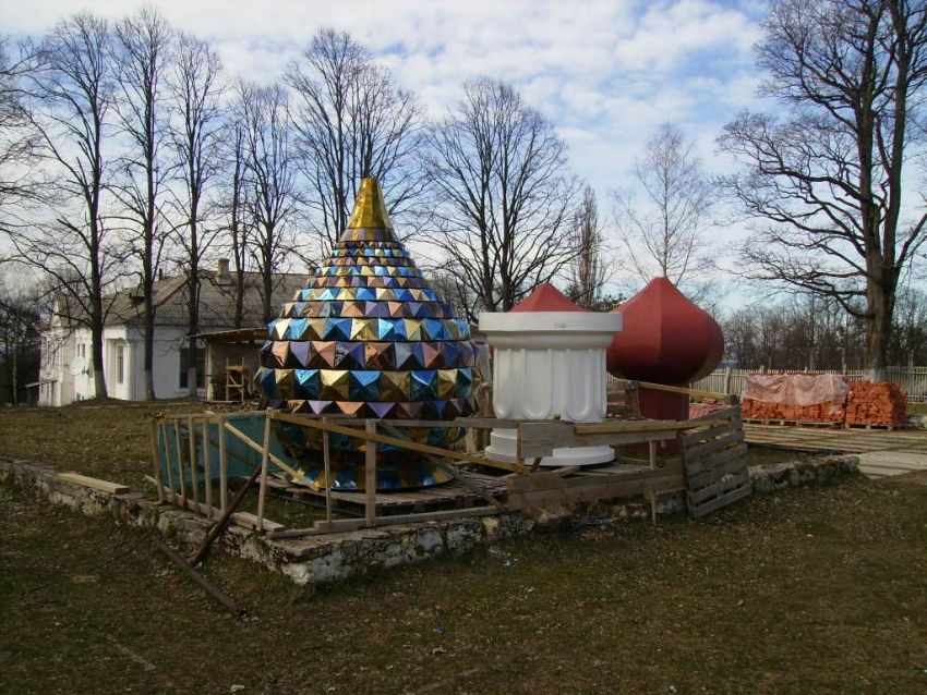 Михаило-Афонская Закубанская пустынь, Победа (Майкопский район, Республика Адыгея). дополнительная информация, Купола  Александровского  храма,  на  дальнем  плане - сельская школа при монастыре