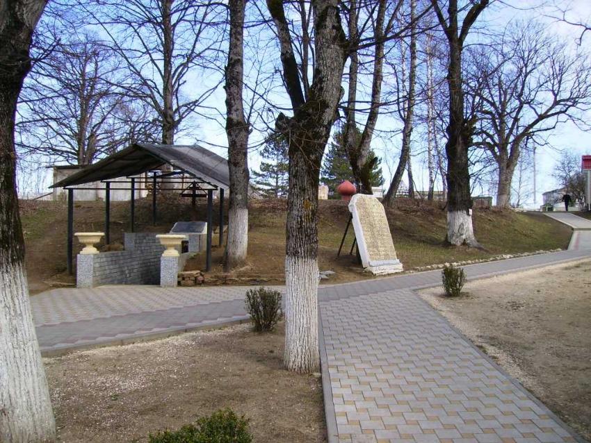 Михаило-Афонская Закубанская пустынь, Победа (Майкопский район, Республика Адыгея). фасады, Склеп  архимандрита  Мартирия  и  памятная  доска