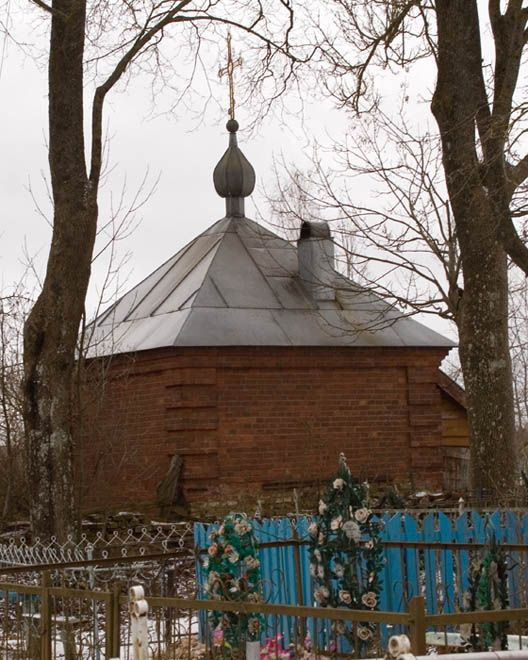 Неизвестная часовня, Хредино (Струго-Красненский район, Псковская область). дополнительная информация, Часовня в юго-западном углу церковной территории. Вид с кладбища.
