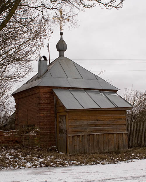 Неизвестная часовня, Хредино (Струго-Красненский район, Псковская область). фасады, Часовня. Вид с дороги Лудони-Боровичи