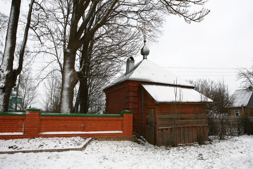 Неизвестная часовня, Хредино (Струго-Красненский район, Псковская область). фасады, С примыкающей современной оградой.