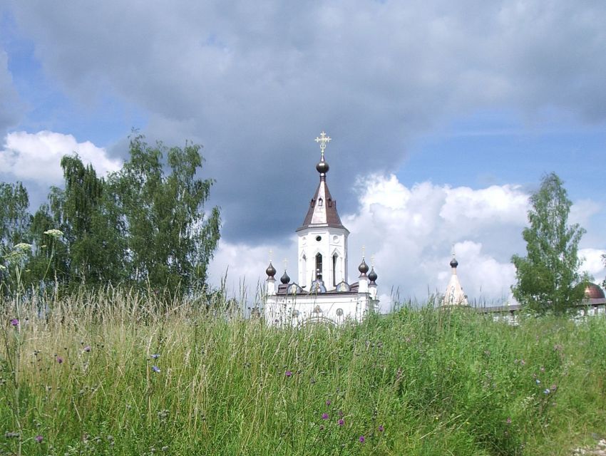 Старица. Старицкий Успенский мужской монастырь. Неизвестная надвратная часовня. общий вид в ландшафте