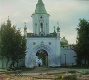Старицкий Успенский мужской монастырь. Неизвестная надвратная часовня, С. М. Прокудин-Горский. Вход в монастырь [Успенская башня монастыря]. Лето 1910 года.  Фото с http://prokudin-gorskiy.ru/image.php?ID=1753<br>, Старица, Старицкий район, Тверская область