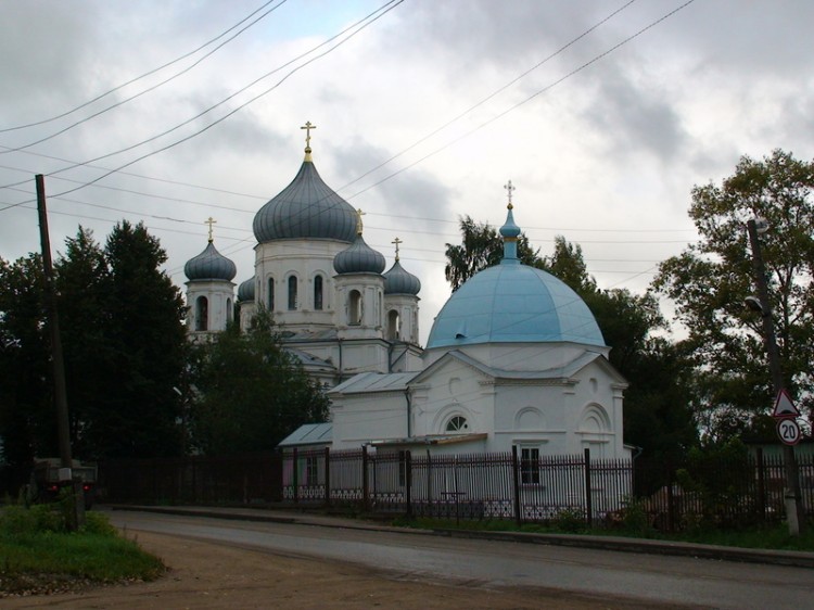 Часовня Казанской иконы Божией Матери, Ржев (Ржевский район и г. Ржев, Тверская область). фасады, На заднем плане - Вознесенская церковь		      